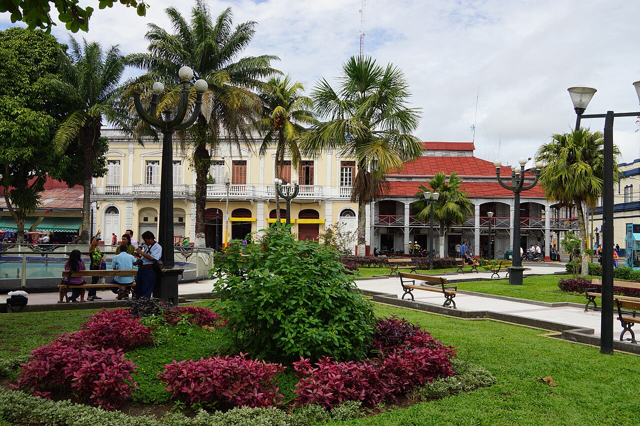 Plaza de Armas de Iquitos, con palmeras y la Casa de Fierro